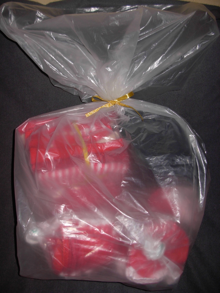 julesækken med nissetøj, -tæpper og -huer.