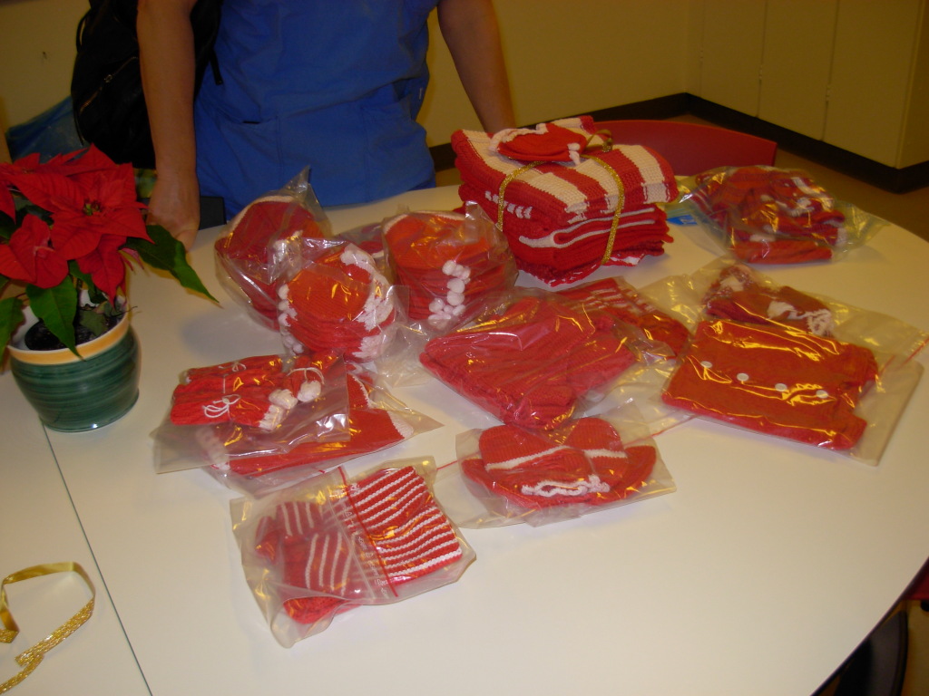 Her udleveret til afdelingen. Alt er vasket og pakket, lige til at bruge. Kontaktsygeplejersken beundrer det fine strik.